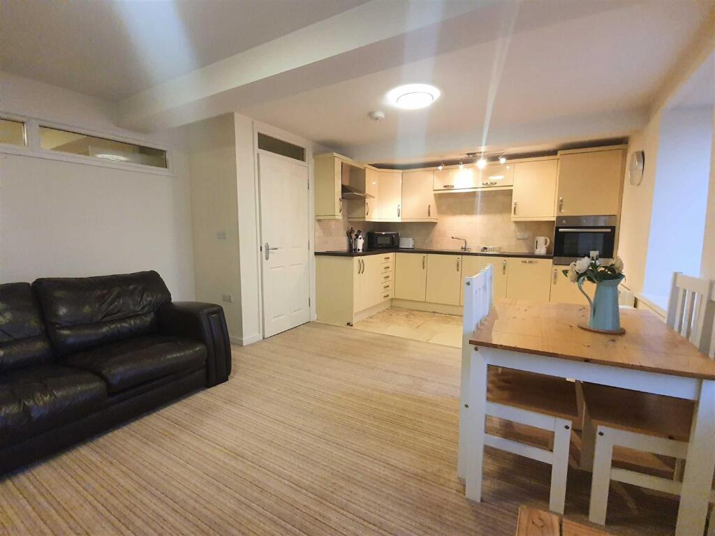 OPEN PLAN LOUNGE/ KITCHEN