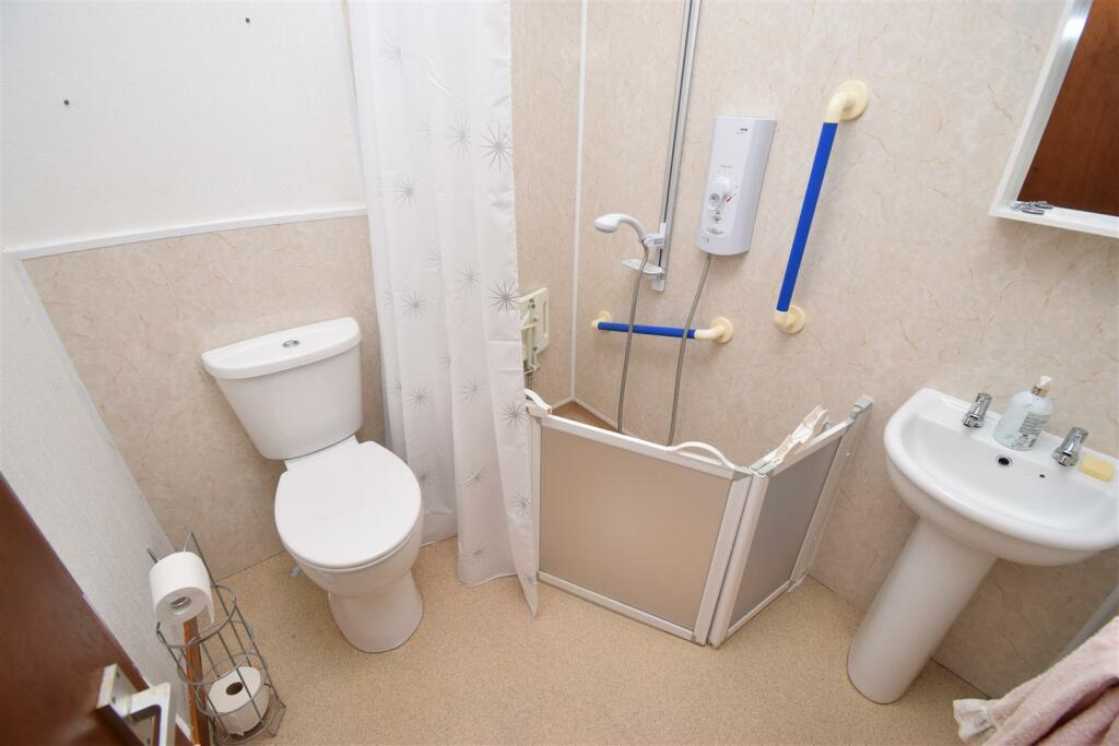 GROUND FLOOR WET ROOM.JPG