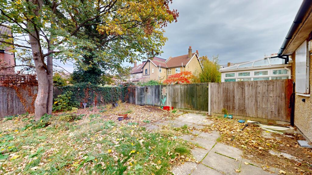 4 &amp; 6 Rosswood Gardens, Wallington SM6 8QZ