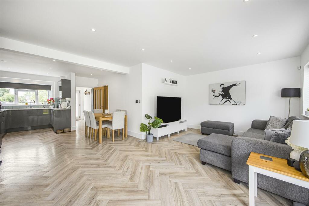 KITCHEN/RECEPTION ROOM