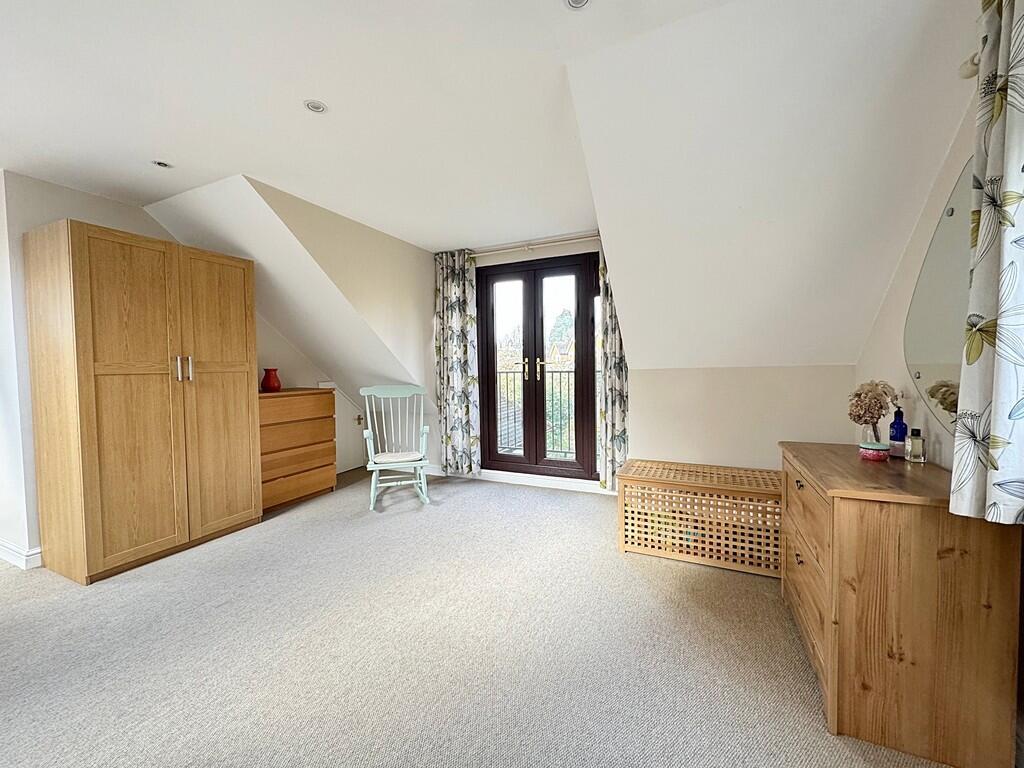 Master Lounge Are...