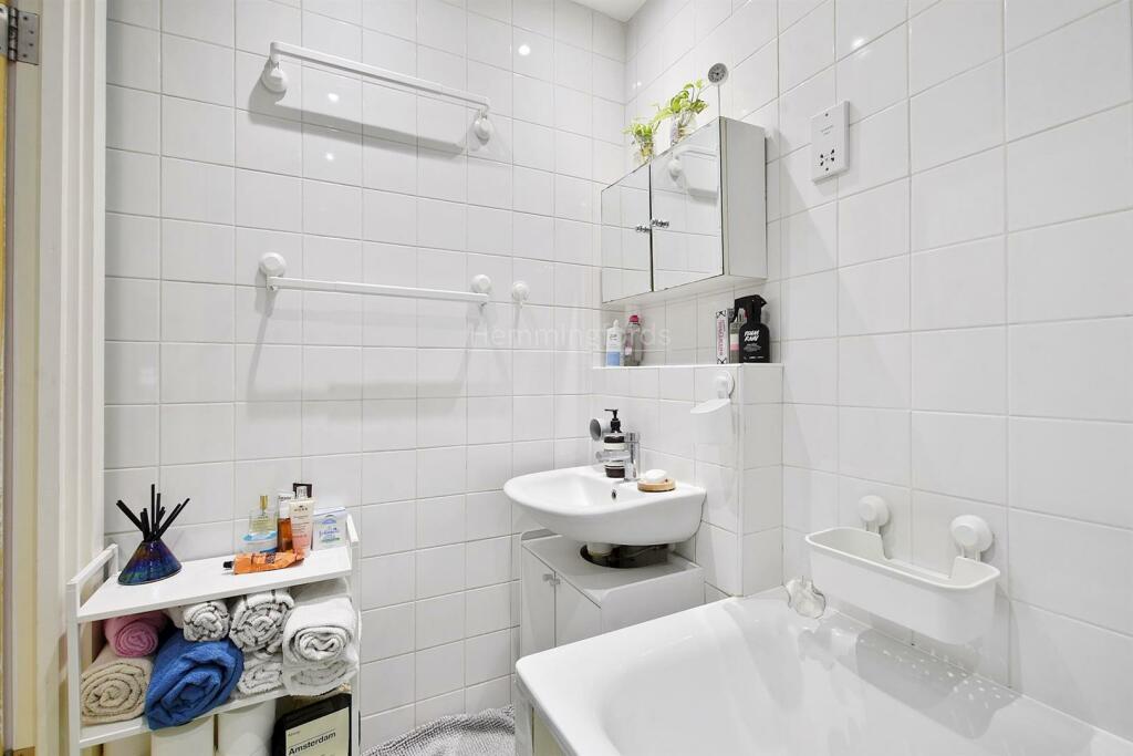 02-2b16GCHMF - 47 Bentley Road - Bathroom 2 -Origi