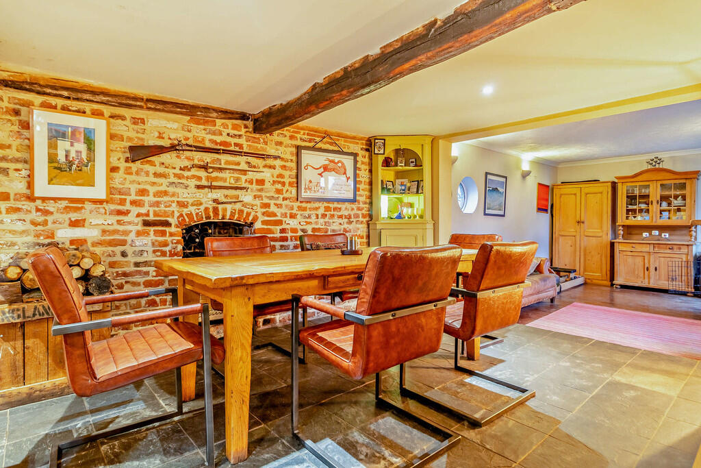 8580310-interior0...