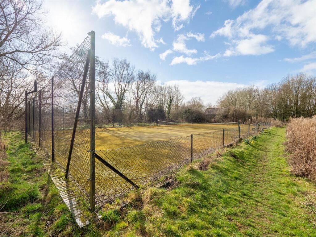 tennis court (communal)