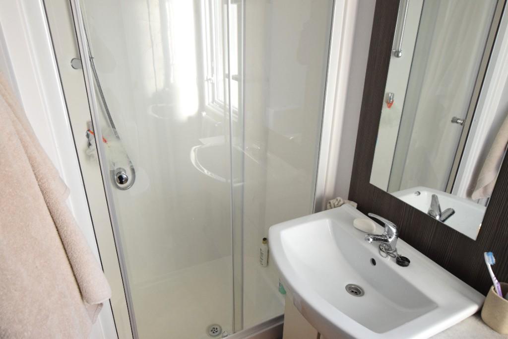 Shower room 2