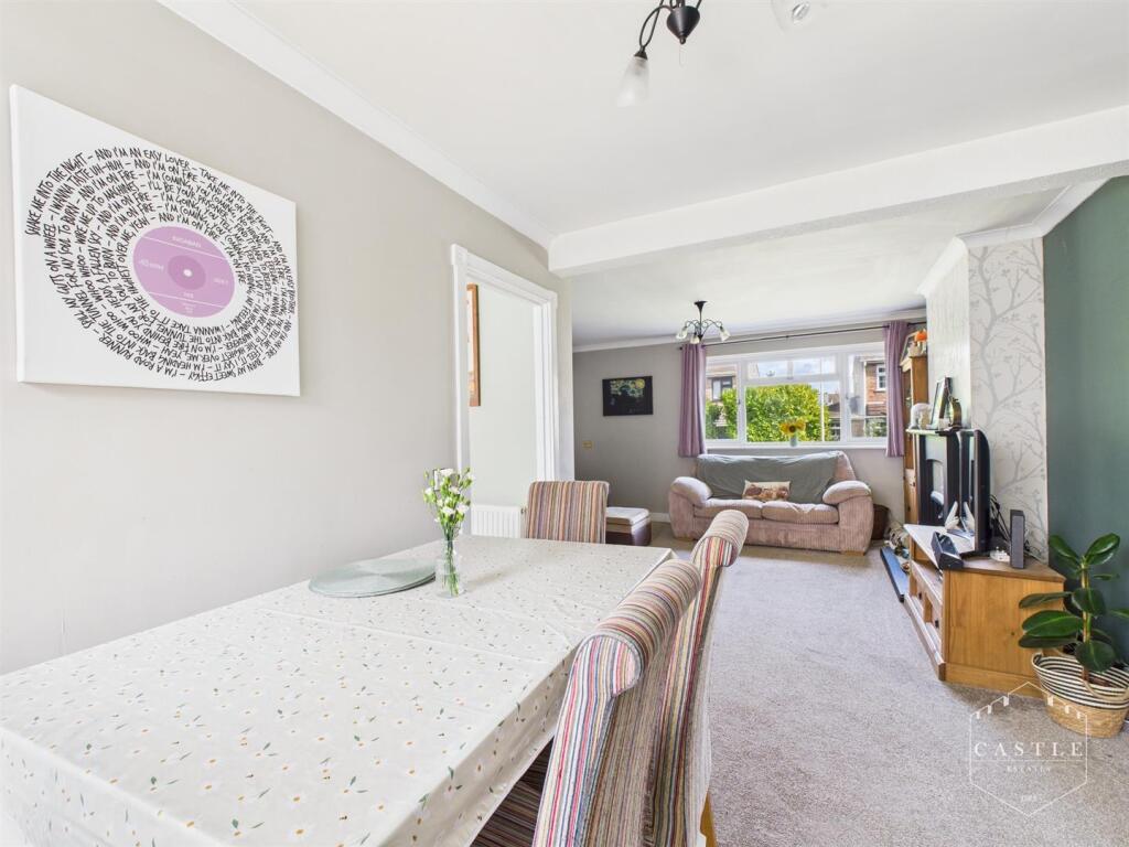 LOUNGE/DINING ROOM