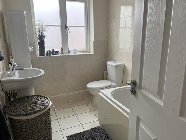 2AThrapstonRoadBathroom