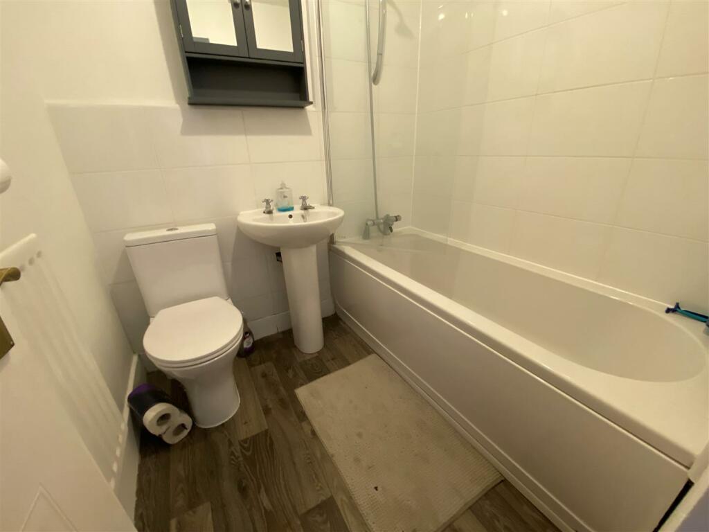 Bathroom 3.jpg