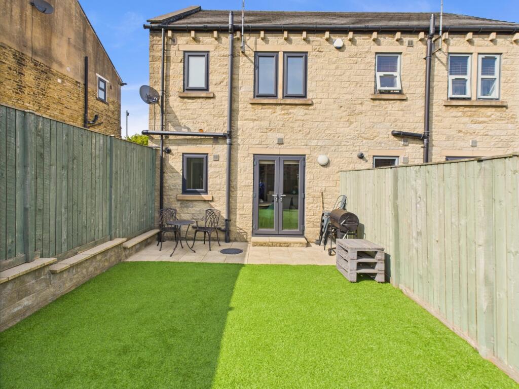 CAM04233G0-PR0022-STILL023