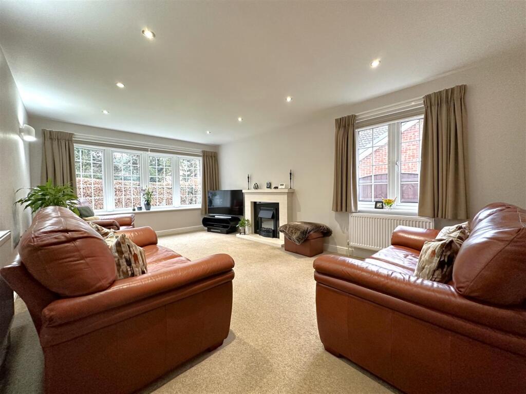 Dual-Aspect Living Room 013