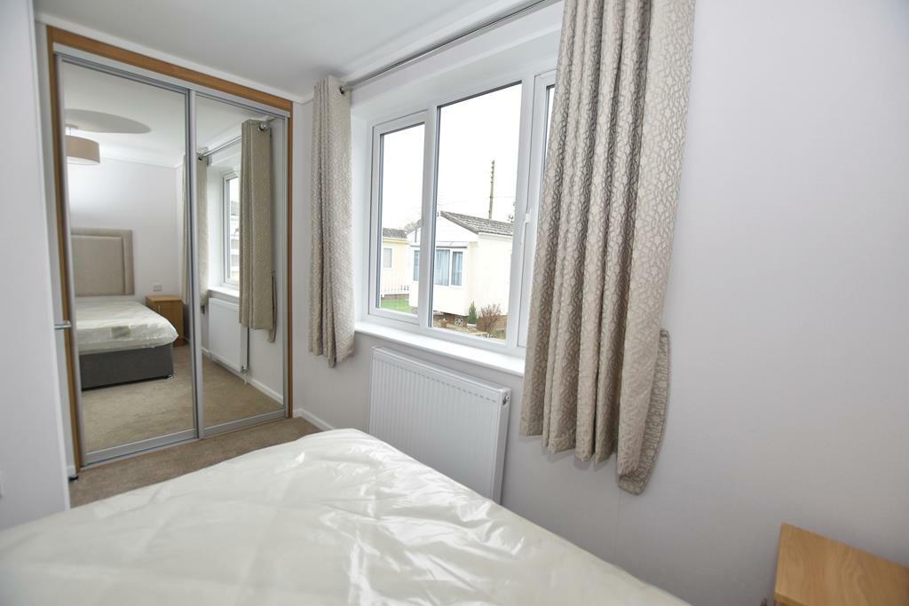 33white bed1a (Copy)