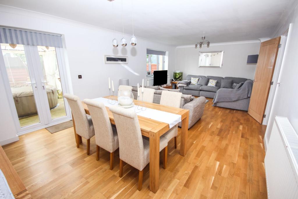 Lounge/Dining Room