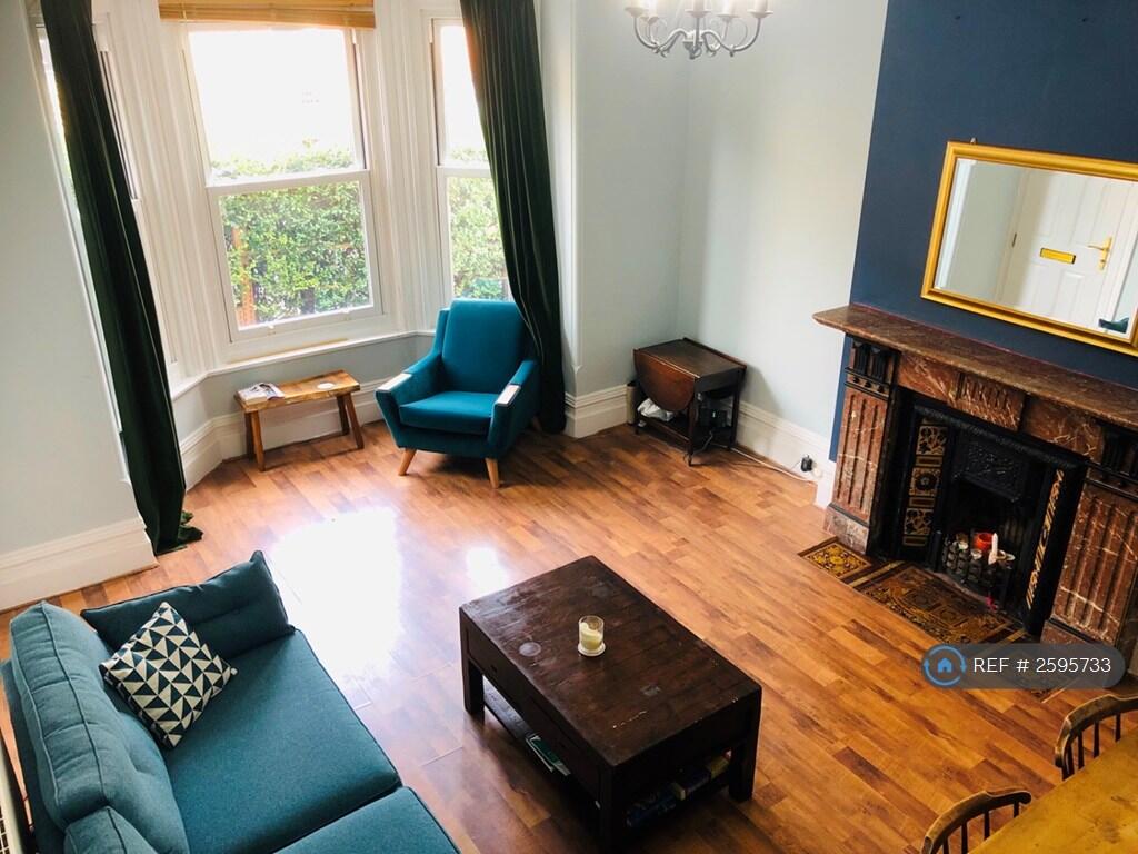 Lovely Period Featured Cosy Room For Relaxing In