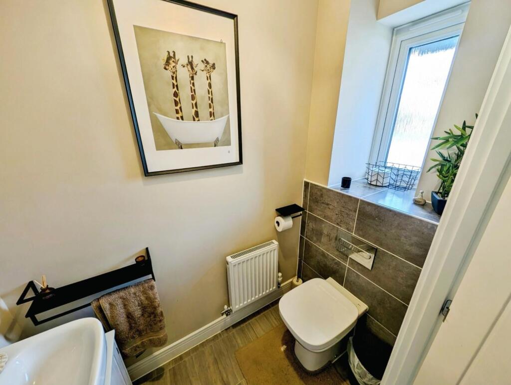 170 Dowsell Way cloakroom.jpg
