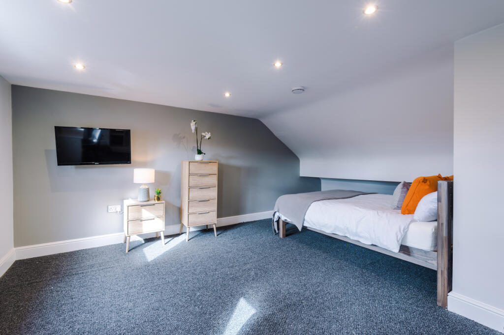 10 Holcombe, Bedroom 1