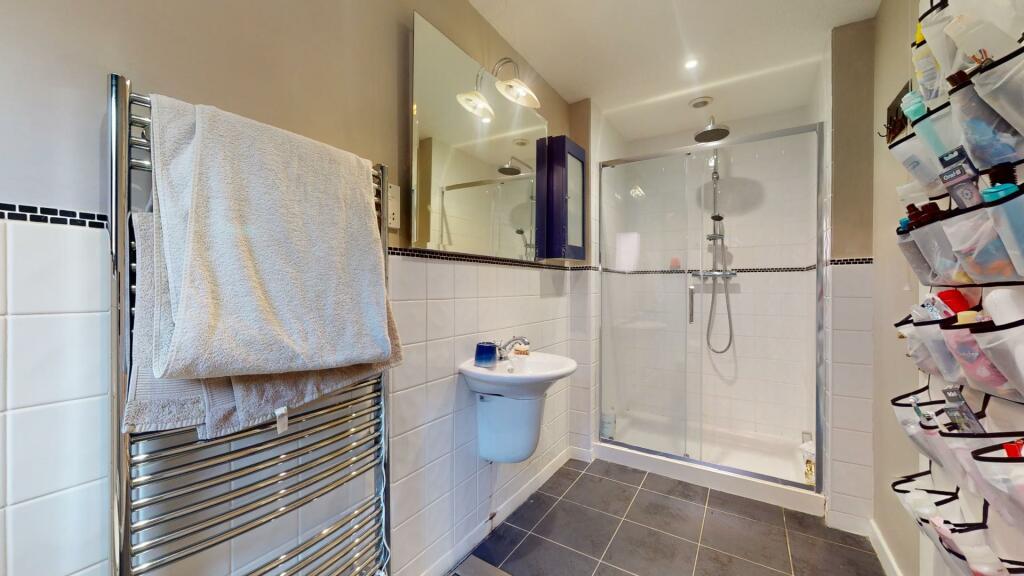 EN SUITE SHOWER ROOM