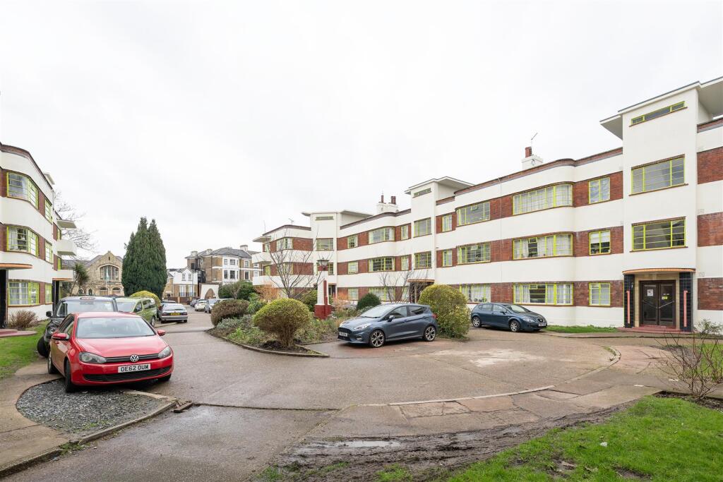 The Shrubbery, Grosvenor Road E11