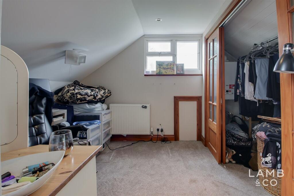 OFFICE/DRESSING ROOM