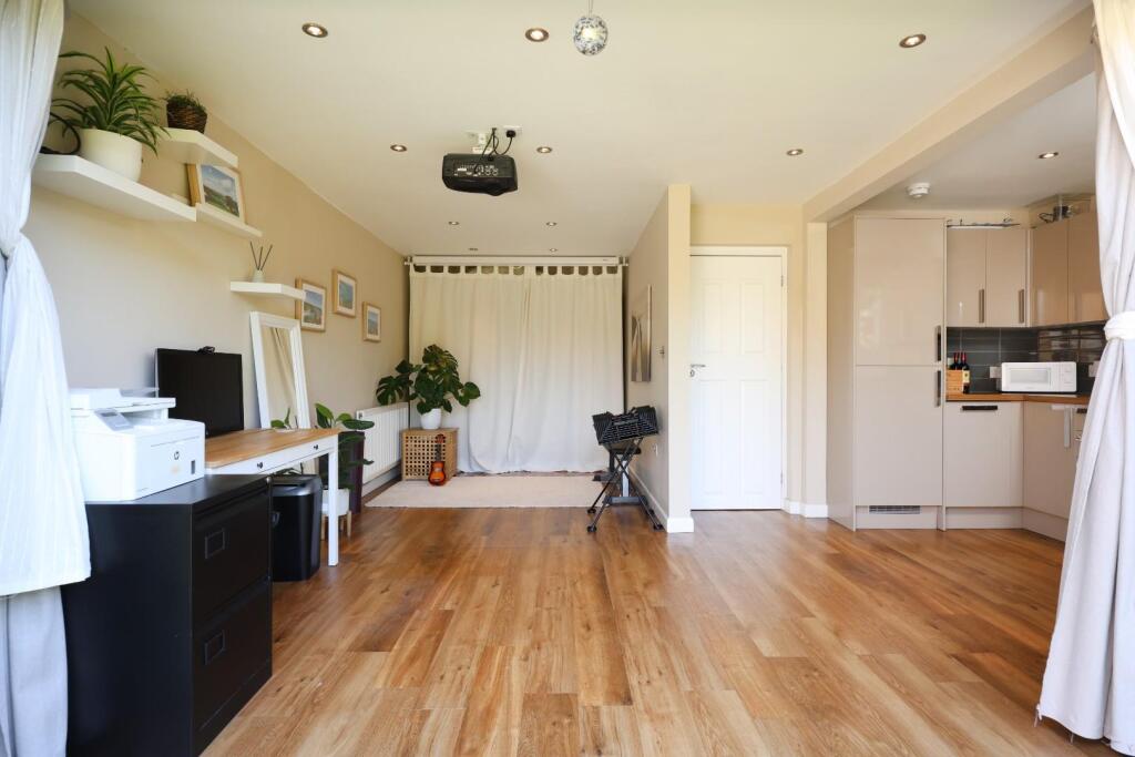 2 Courtside Mews 42.JPG