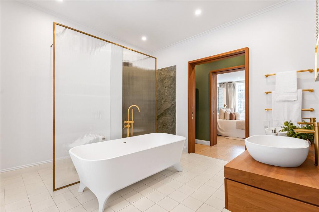 Principal Bathroom