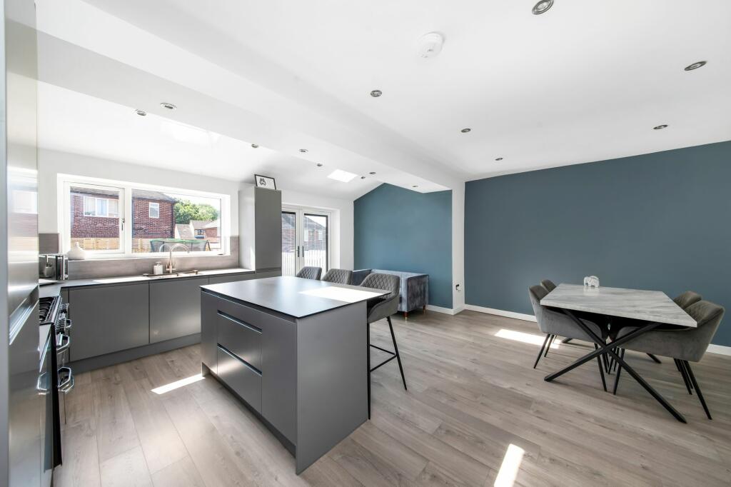 OPEN-PLAN DINING KITCHEN AND FAMILY ROOM