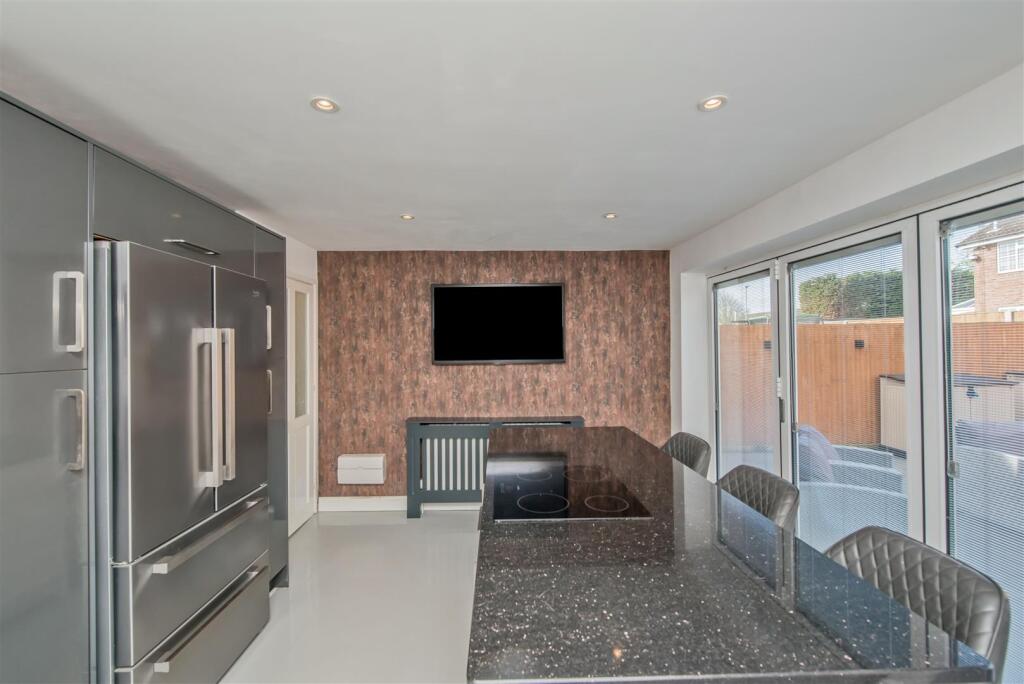 Fitted Dining / Breakfast Kitchen: