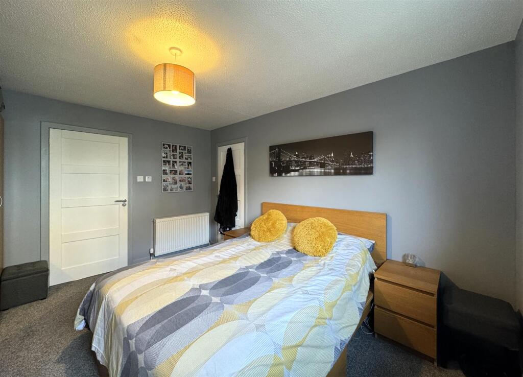 BEDROOM 1.1.JPG