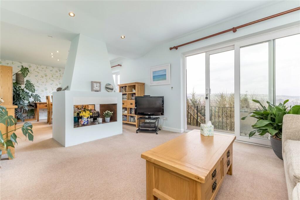 Lounge &amp; Dining Room