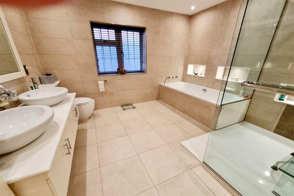 LUXURY BATHROOM EN SUITE: