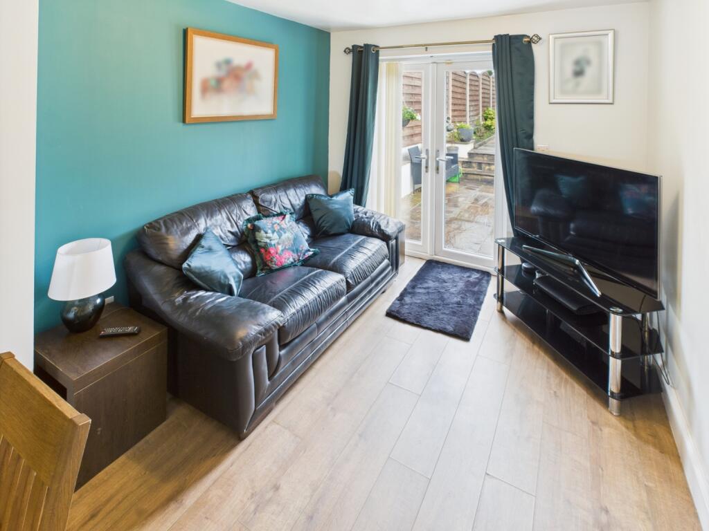 CAM04233G0-PR0021-STILL028