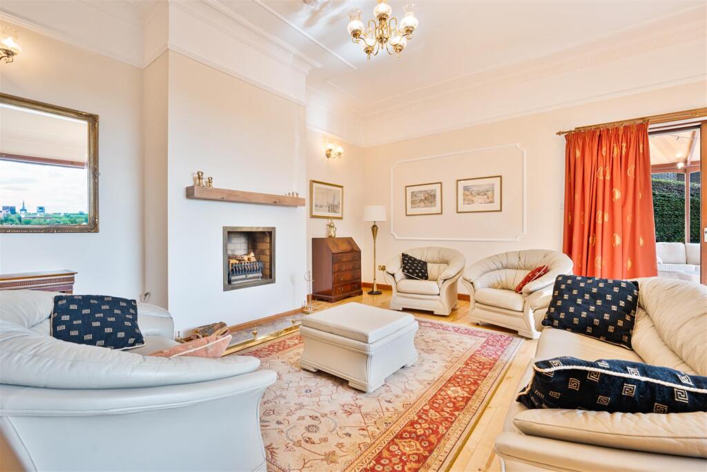 30 - Formal Lounge.jpg