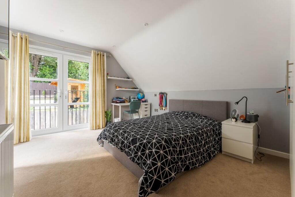 15 Barry Gardens-...