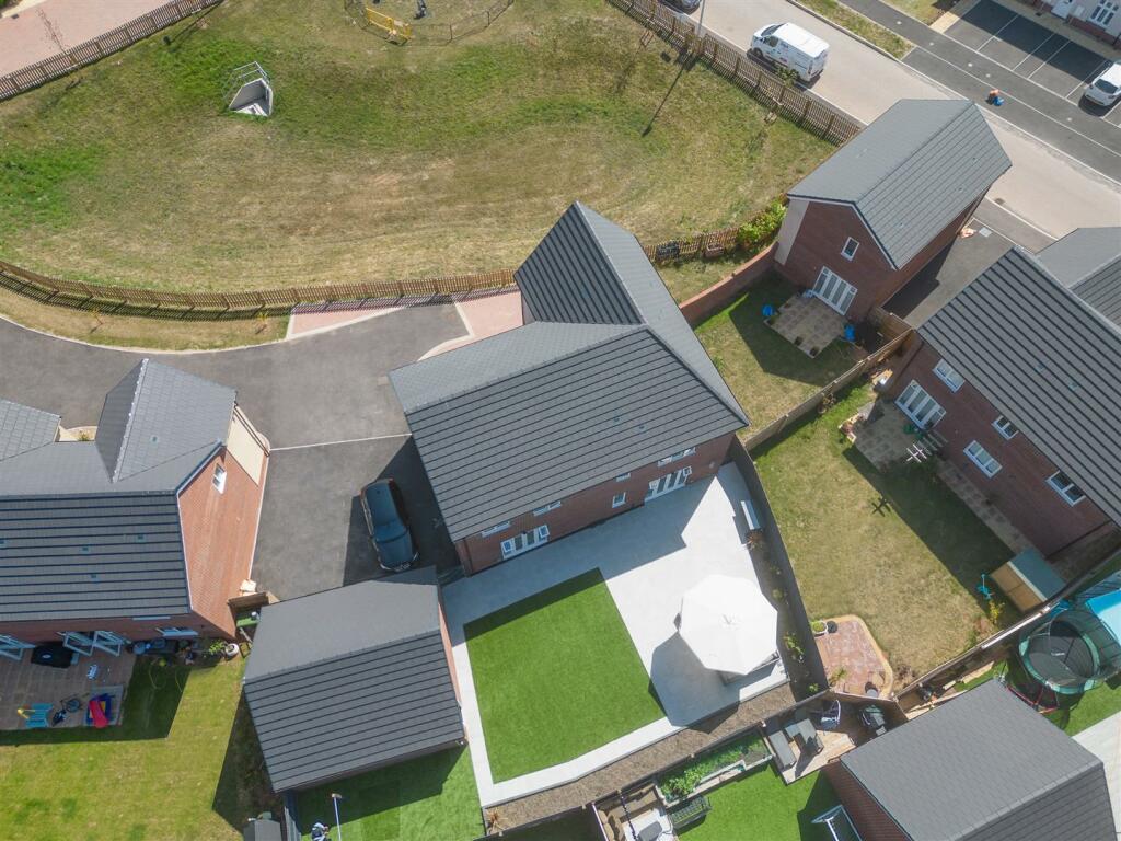 De Sully Close