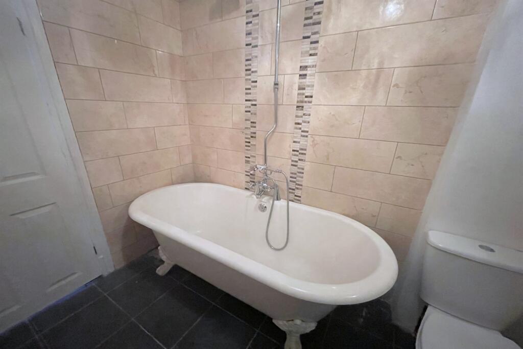 Family bathroom down
