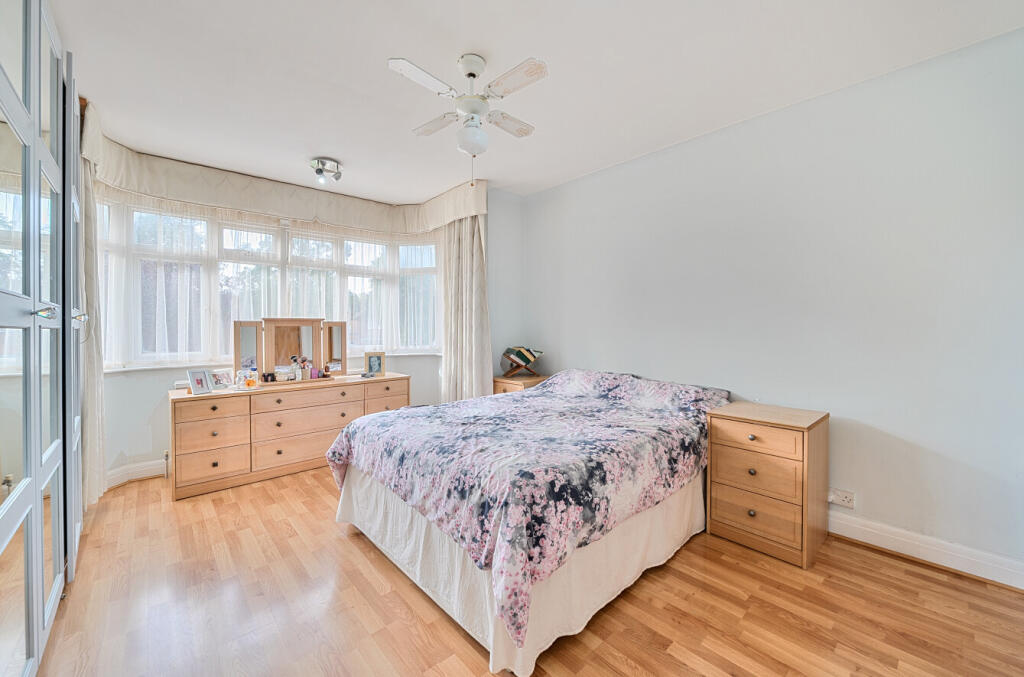 1374418-3-690462a...