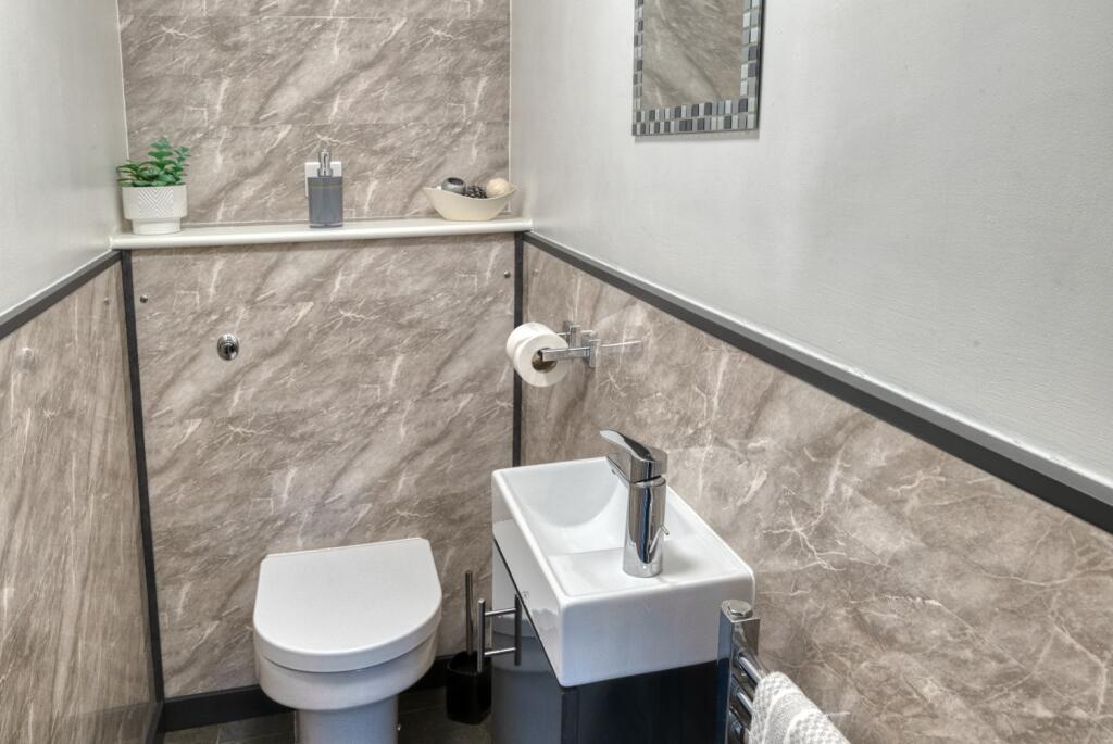 Doenstairs WC