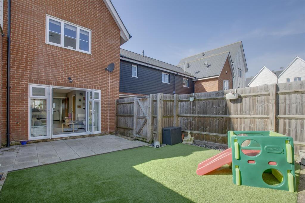 1 Greenwich Drive, HP11 1GT-11.jpg