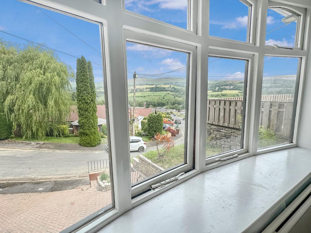 Bright &amp; Spacious Living Room with Lovely Views