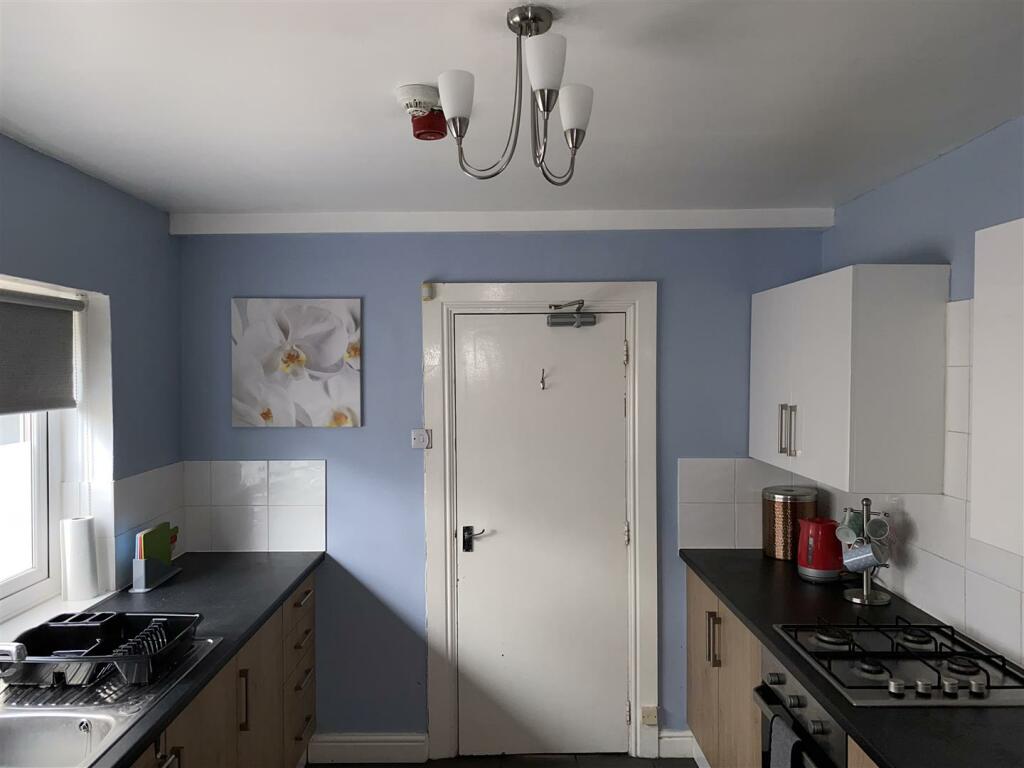 Kitchen (3).JPG
