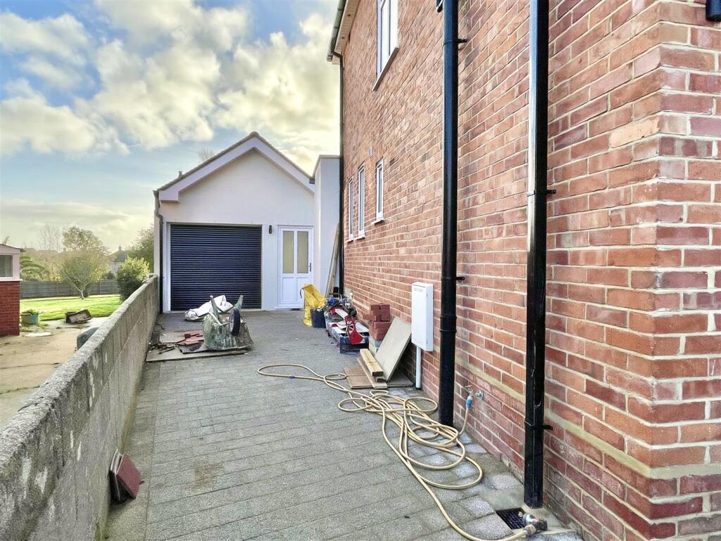 Annexe Front (Exterior)