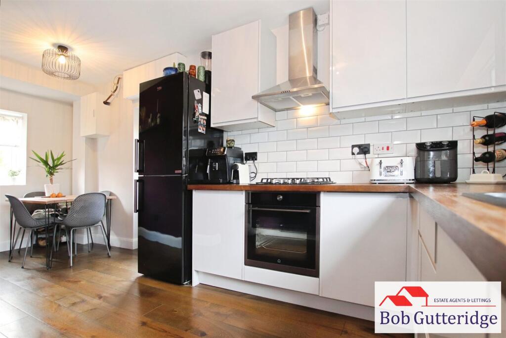 "L" SHAPED  FITTED KITCHEN / DINING ROOM