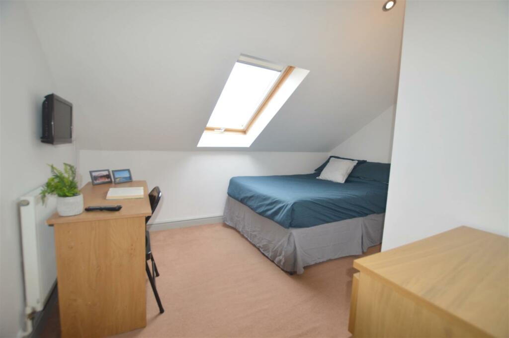 60 Balmoral Terrace White Bedroom.JPG