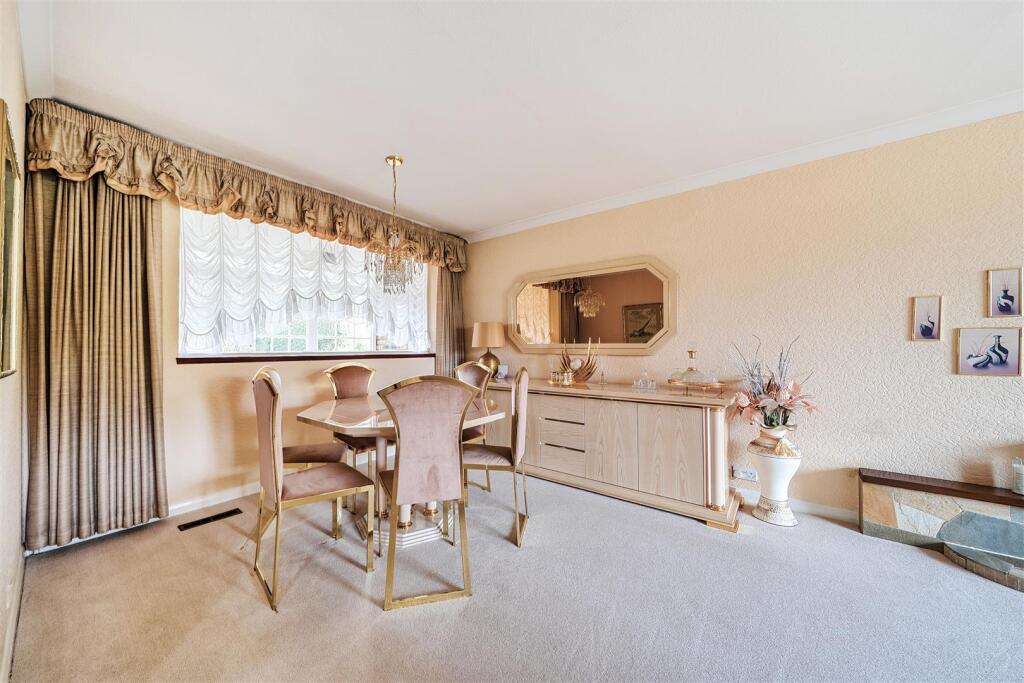 Lounge/Dining Room: