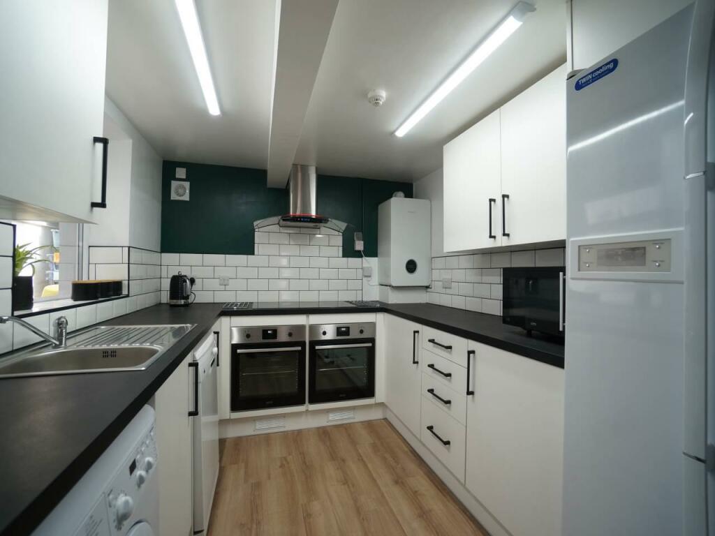Kitchen 1.JPG