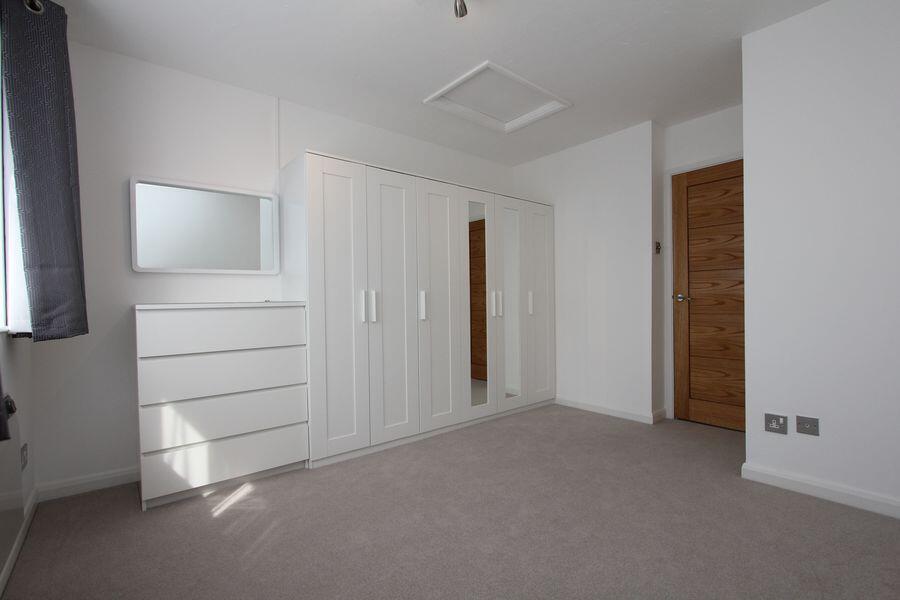 32 Sharp Close-Bedro