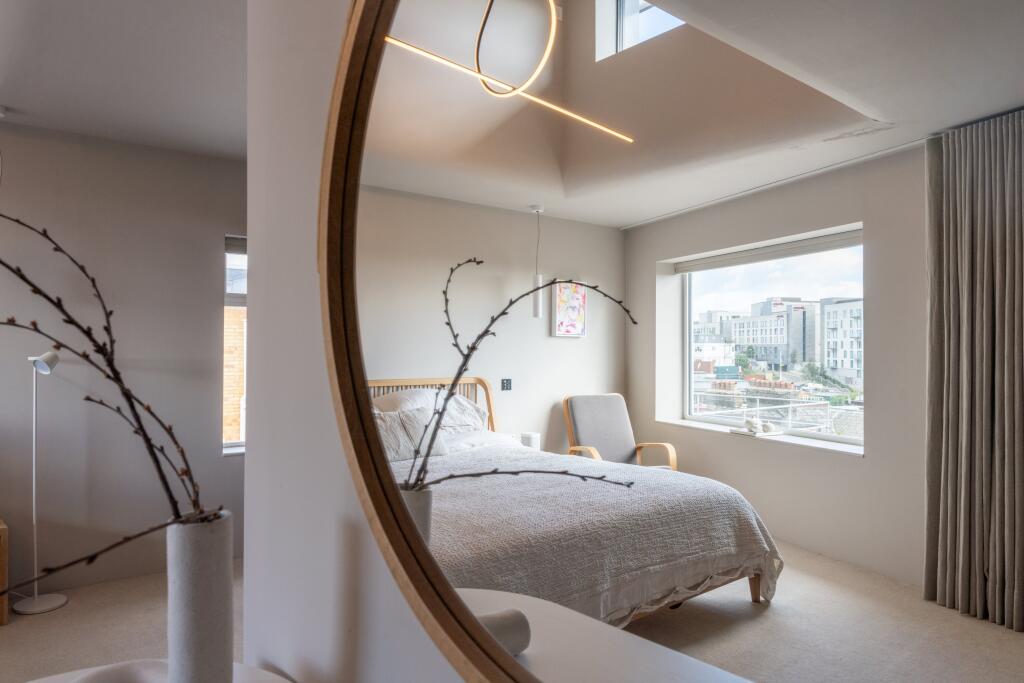 The Penthouse, Brist