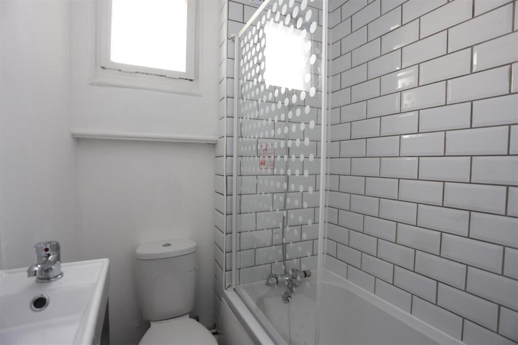 2, 29 Wareleigh Road Bathroom.JPG