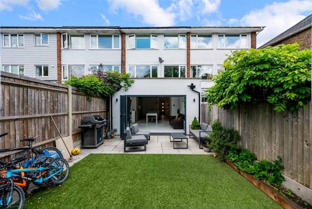 HUNTERS CLOSE, 8 - (13).jpg