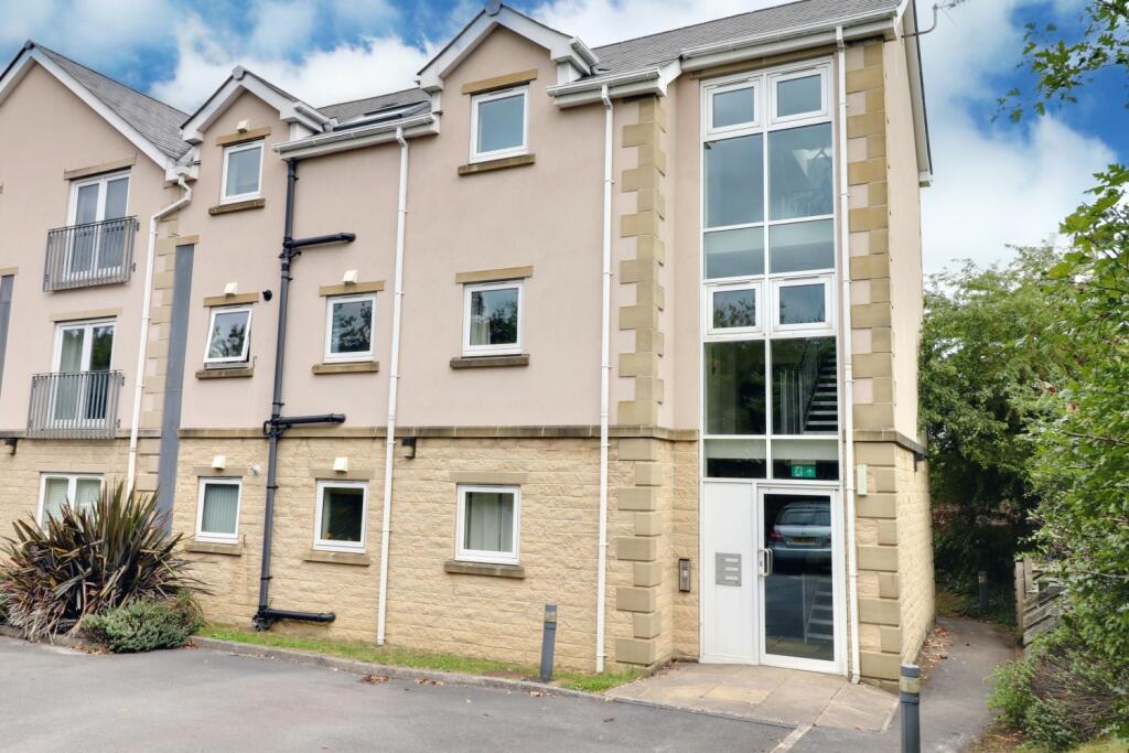 Communal access to three apartments