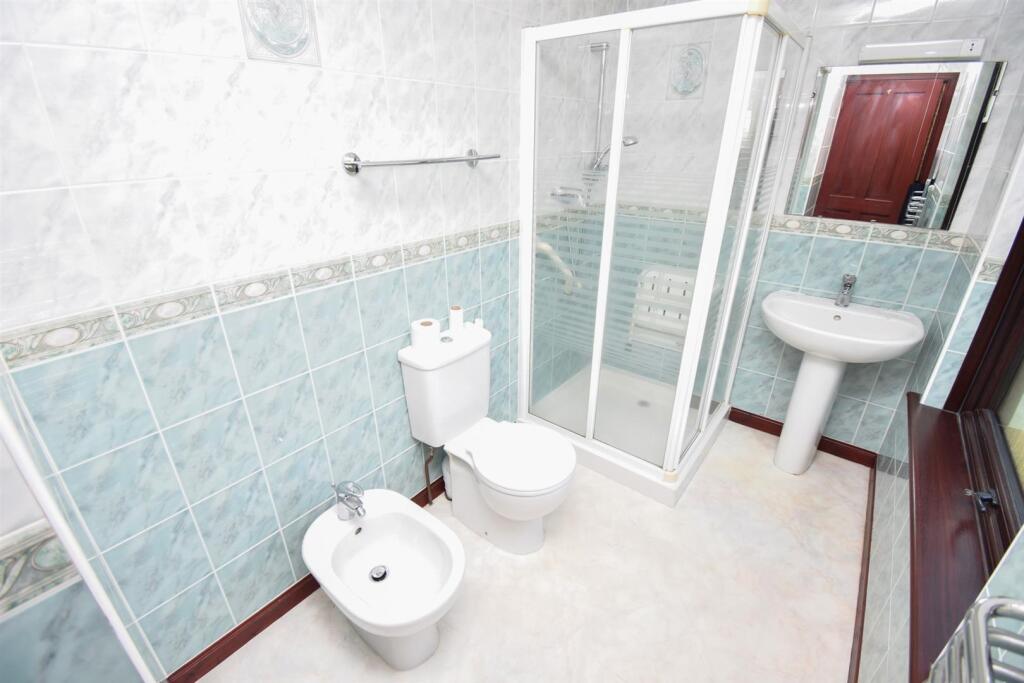 EN-SUITE SHOWER ROOM